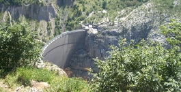 diga del vajont dall'alto / vajont dam from the top view - photo fondazione vajont 